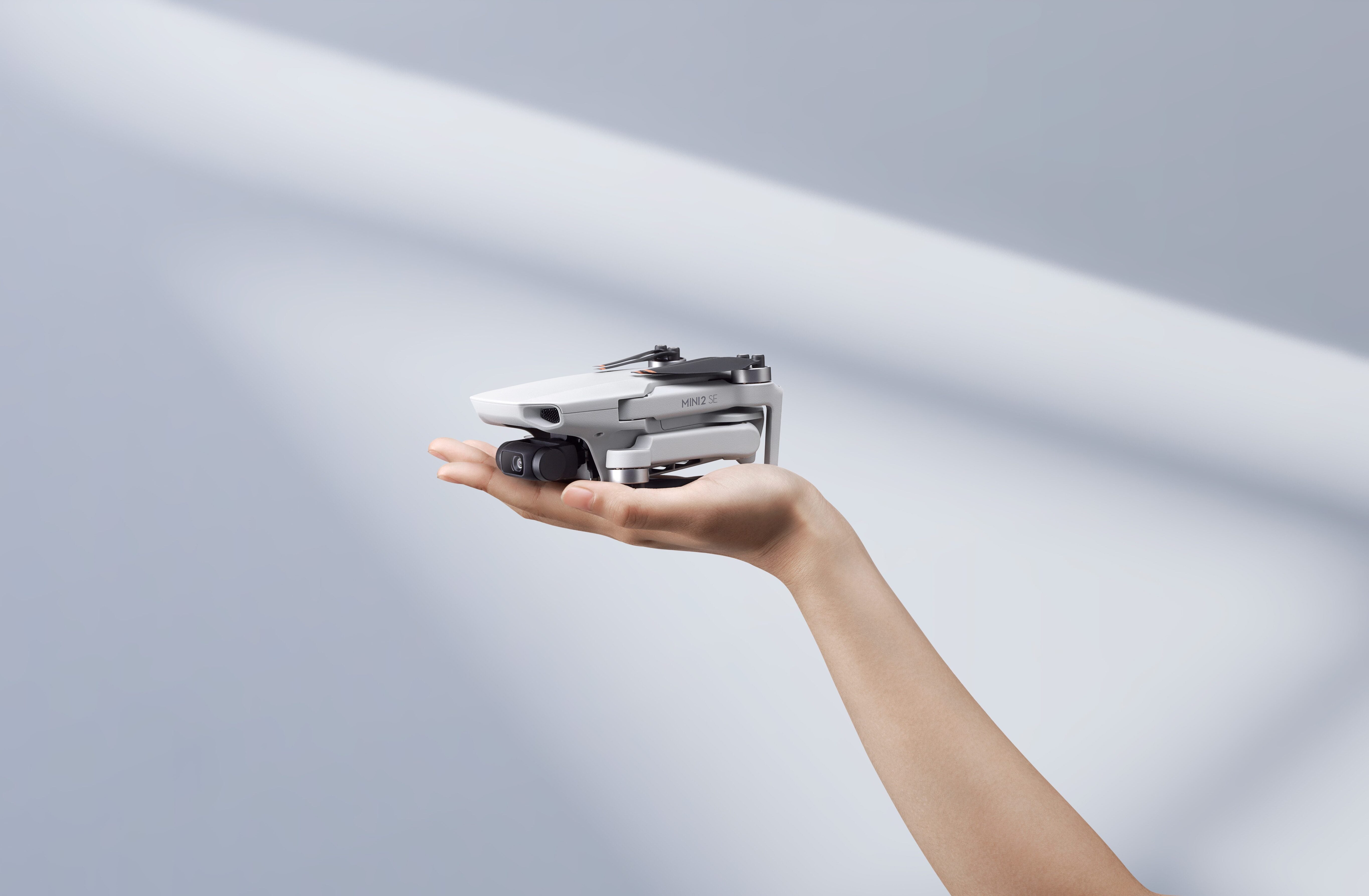 Playa, sol y arena, infaltable para tus vacaciones: DJI Mini 2 SE